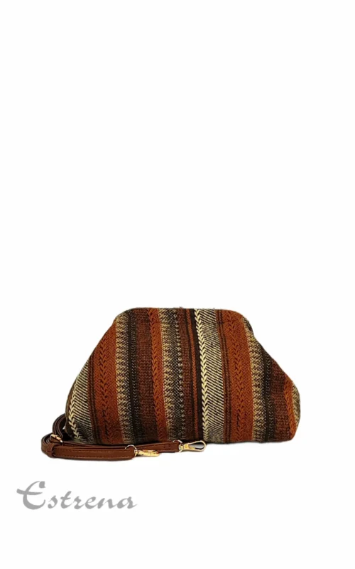 Bolso bandolera de tejido étnico con rayas verticales marrones y beige junto a su correa de Estrena Moda sobre fondo blanco