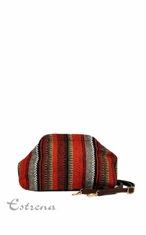 Bolso bandolera de tejido étnico con rayas verticales rojas, negras y doradas junto a su correa marrón de Estrena Moda.