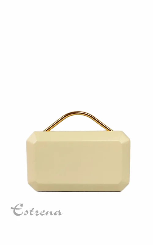Bolso clutch octogonal color beige crema con asa dorada metálica