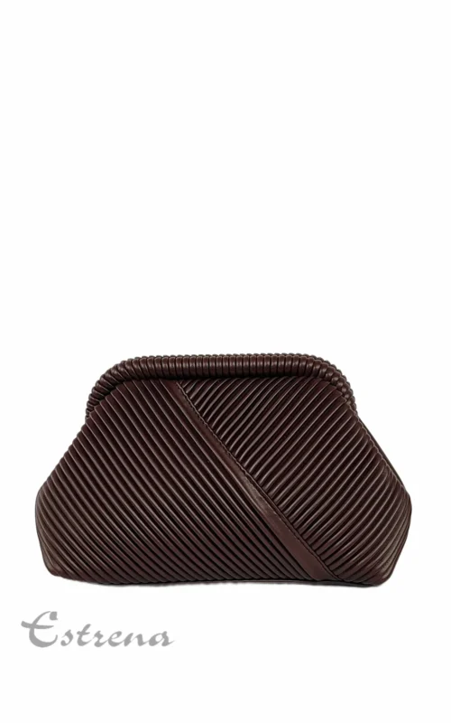 Bolso de fiesta tipo clutch plisado en color marrón oscuro con cierre de boquilla flexible