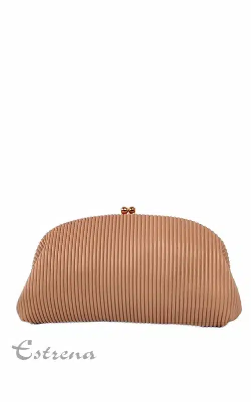 Bolso de fiesta tipo clutch con textura plisada vertical color rosa nude y cierre esférico dorado