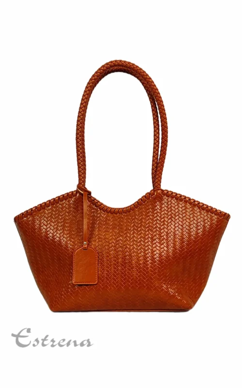 Bolso de gran capacidad trenzado en color marrón chocolate con asas de hombro de Estrena Moda en la localidad de Cartagena.