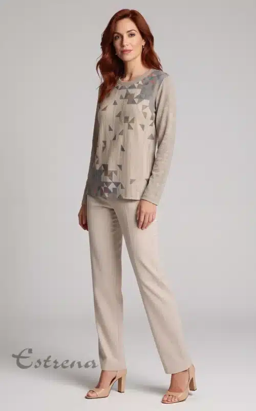 Mujer posando con camiseta de manga larga beige con estampado de triángulos y pantalón de vestir beige claro.