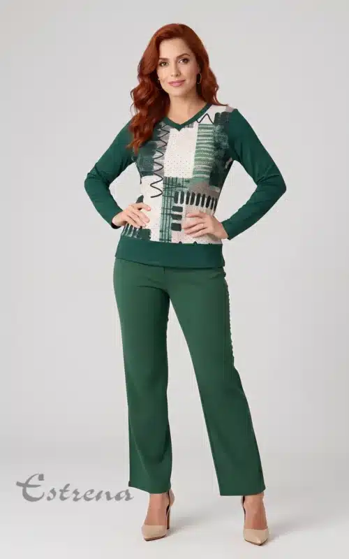 Mujer posando con camiseta de manga larga verde oscuro y un panel central estampado geométrico junto a un pantalón de vestir verde.