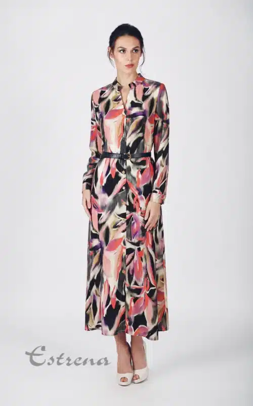 Mujer luciendo un vestido largo camisero con estampado abstracto en tonos violeta y coral, ajustado con cinturón negro fino.