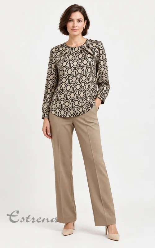 Mujer vistiendo blusa de manga larga con estampado geométrico en beige y negro con pantalones beige