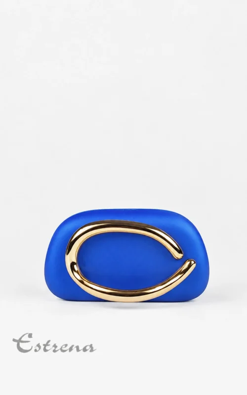 Bolso clutch de fiesta azul klein con adorno metálico dorado en el centro sobre fondo blanco