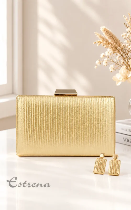Bolso clutch rígido de fiesta en color dorado con textura vertical y broche metálico junto a pendientes a juego