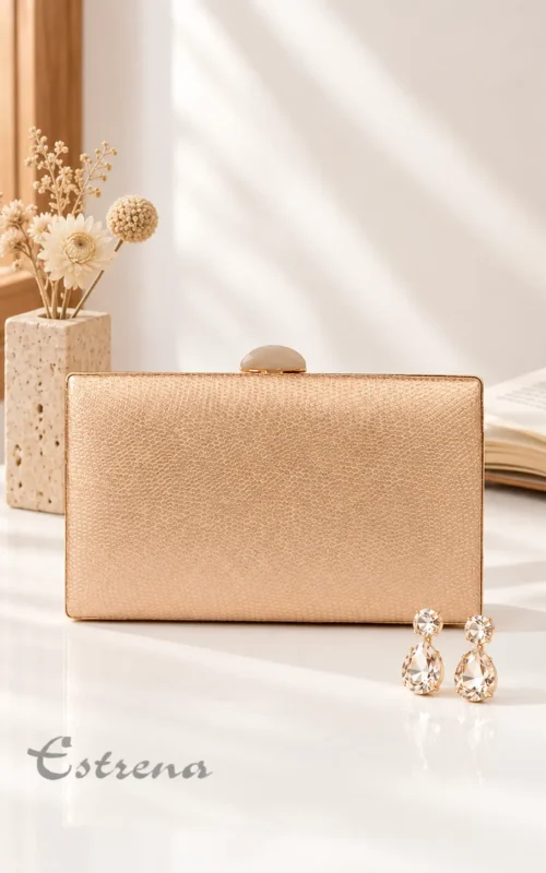 Bolso clutch rígido de fiesta color beige con acabado grabado y broche ovalado junto a unos pendientes de cristal.
