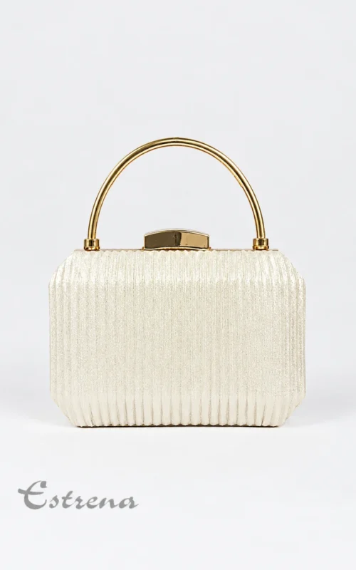 Bolso clutch rígido de fiesta color marfil con textura plisada y elegante asa superior semicircular dorada.