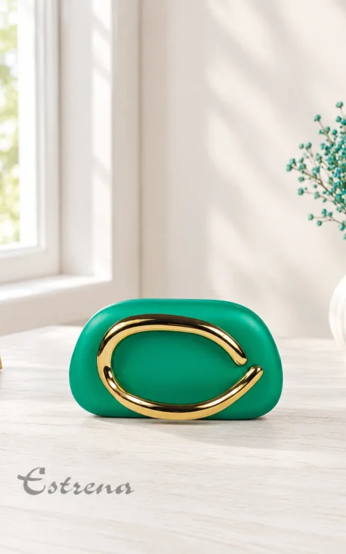 Bolso clutch verde esmeralda con elegante detalle metálico dorado en la parte frontal.
