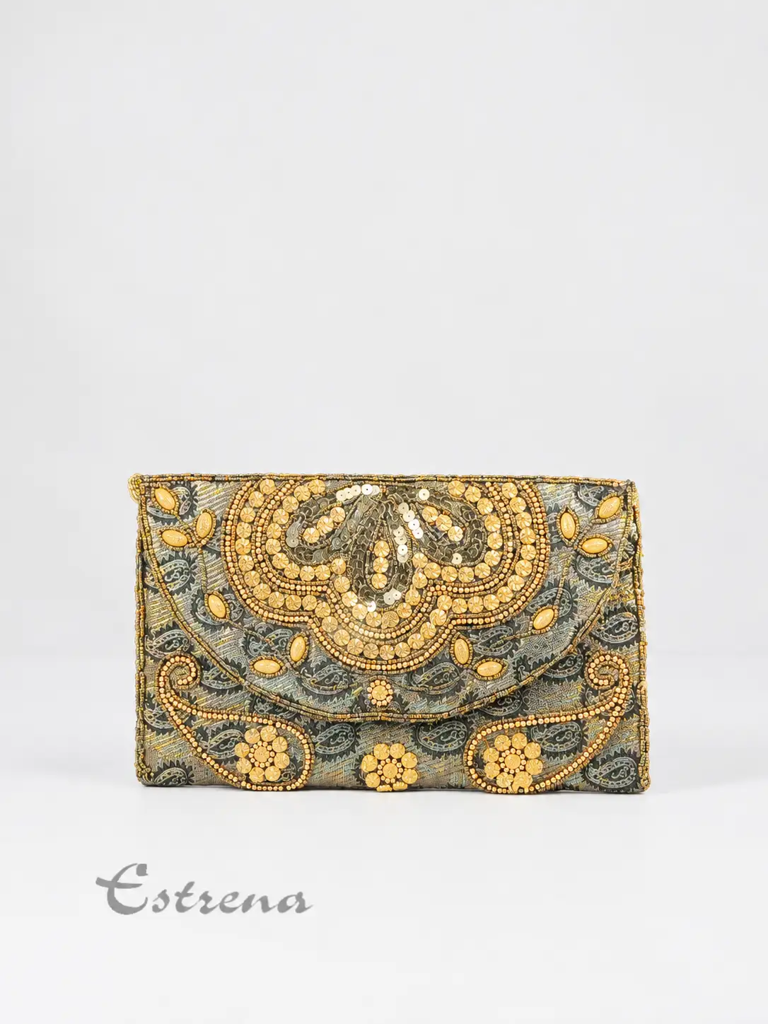 Bolso de fiesta tipo sobre con bordados artesanales y pedrería en color dorado brillante sobre fondo gris texturizado