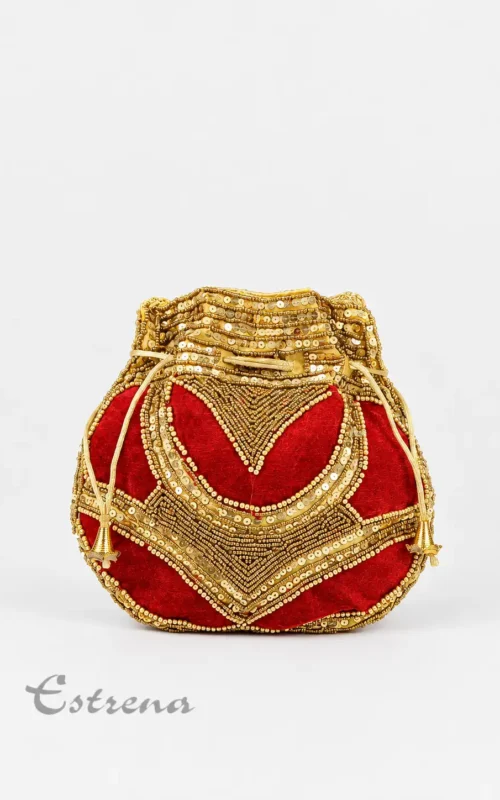 Bolso estilo bombonera de terciopelo rojo con bordados geométricos de lentejuelas y pedrería dorada sobre un fondo blanco.