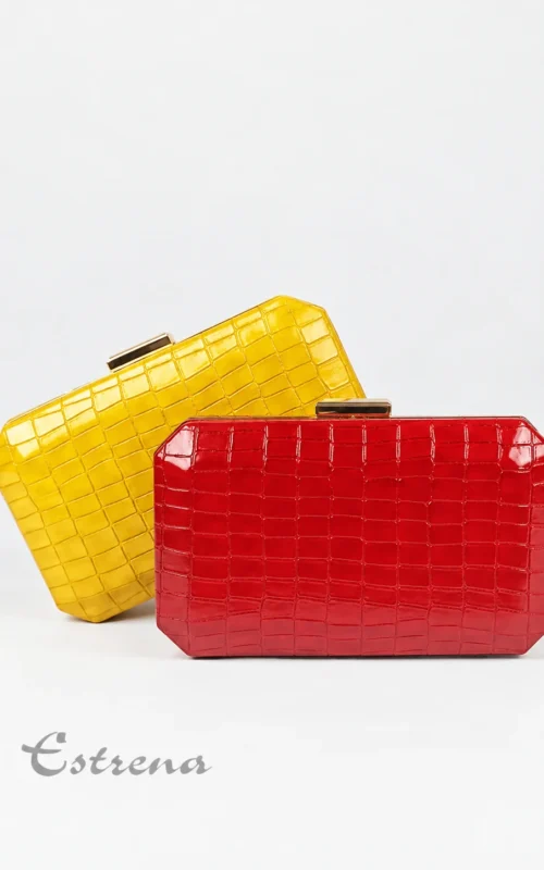 Dos bolsos clutch efecto cocodrilo, uno rojo y otro amarillo, con acabado brillante y cierre metálico