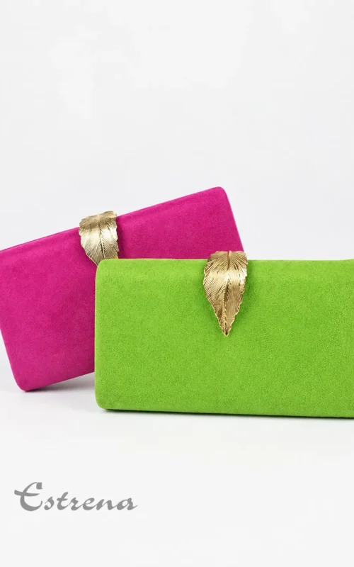 Dos bolsos clutch, uno verde lima y otro fucsia, con cierre decorativo dorado en forma de hoja.