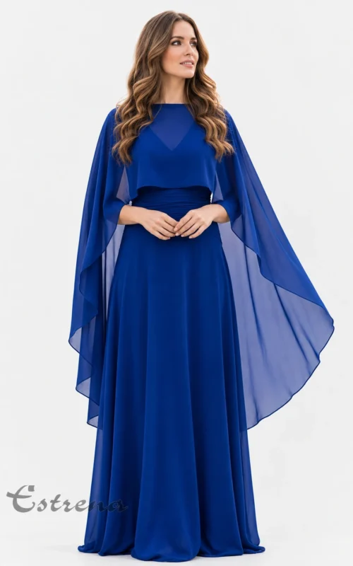 Mujer con capa de gasa azul larga y vaporosa sobre vestido elegante de fiesta.