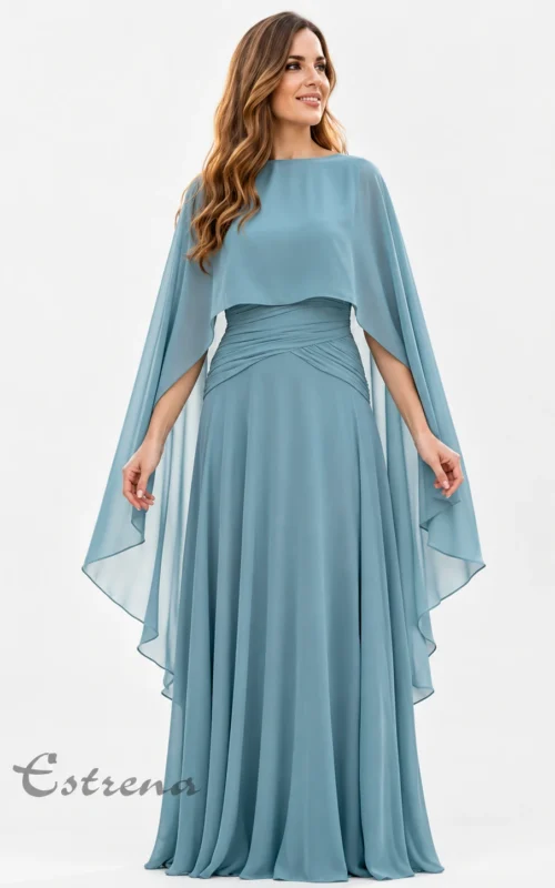 Modelo con capa de gasa fluida azul claro combinada con vestido largo a juego.