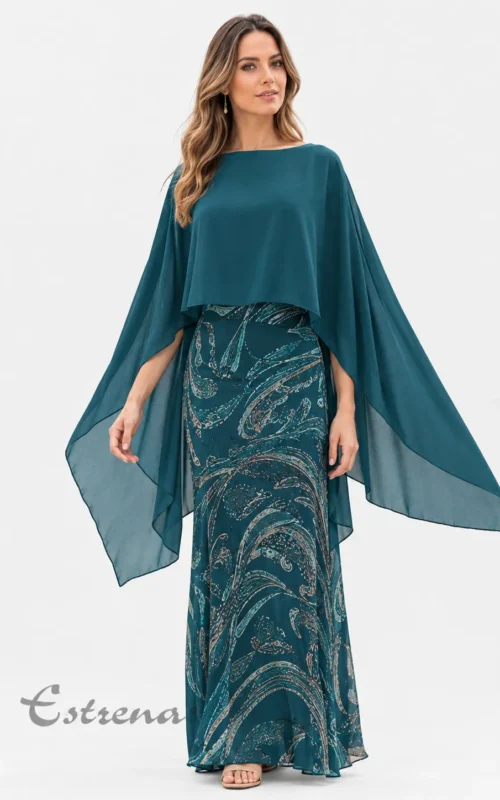 Modelo posando con una elegante capa corta de gasa azul petroleo sobre un vestido largo estampado.
