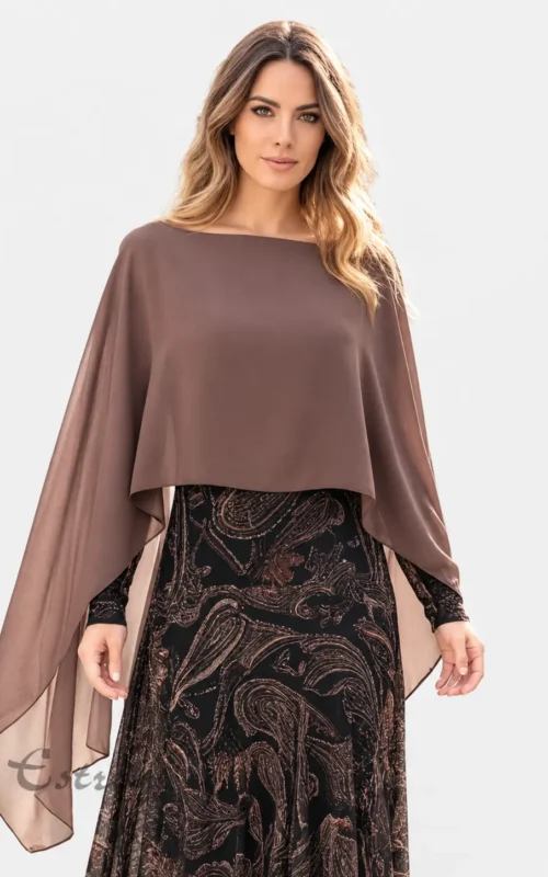 Capa corta de gasa fluida color marrón topo sobre vestido largo estampado en Estrena Moda Cartagena.