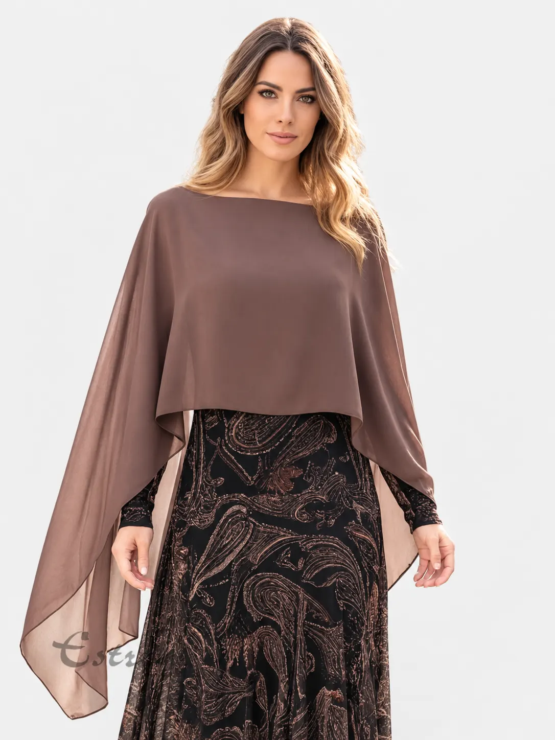 Capa corta de gasa fluida color marrón topo sobre vestido largo estampado en Estrena Moda Cartagena.