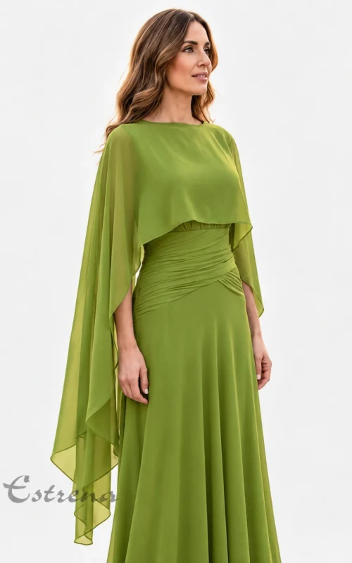 Capa corta y fluida de gasa color verde oliva sobre un vestido de fiesta en Estrena Moda Cartagena.