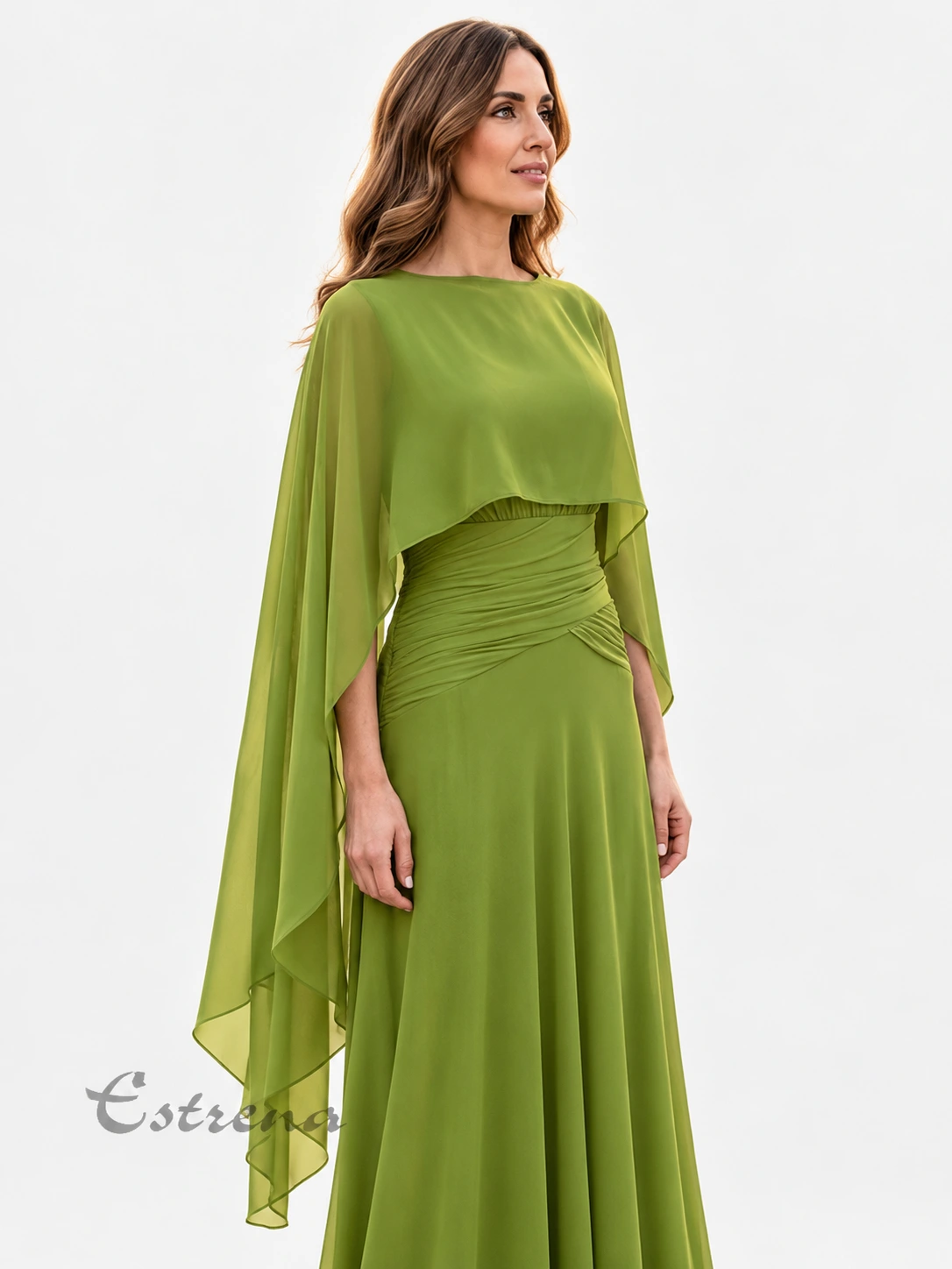 Capa corta y fluida de gasa color verde oliva sobre un vestido de fiesta en Estrena Moda Cartagena.