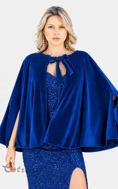 Capa de terciopelo azul con lazo al cuello sobre vestido de fiesta en Estrena Moda Cartagena.