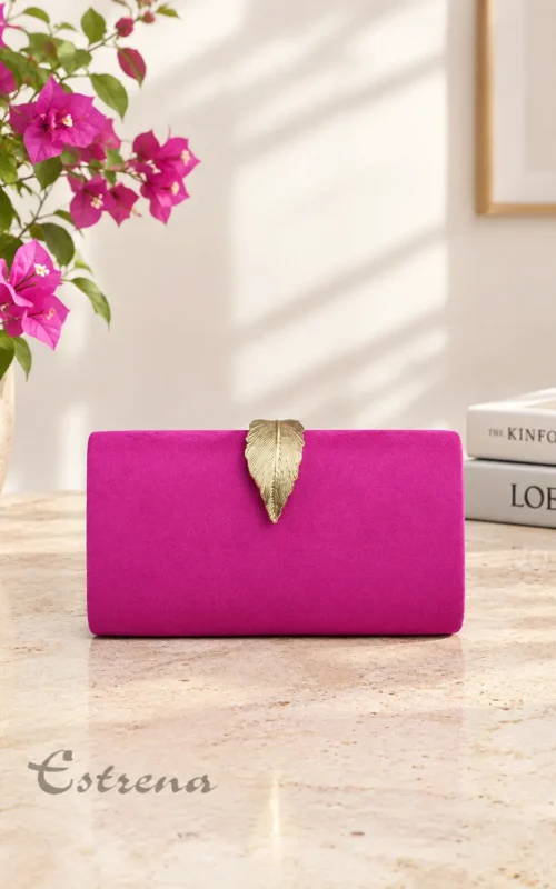 Clutch rígido de fiesta color fucsia en textura suave con cierre en forma de hoja dorada en relieve.