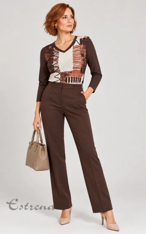 Pantalón de vestir de pata recta color marrón oscuro con laterales de la cintura elásticos.