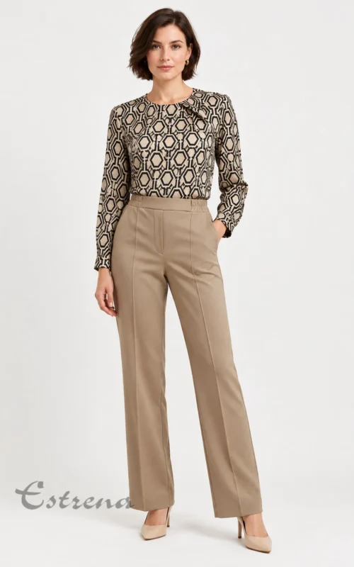 Pantalón de vestir de tiro alto color camel con y cintura con laterales elásticos.