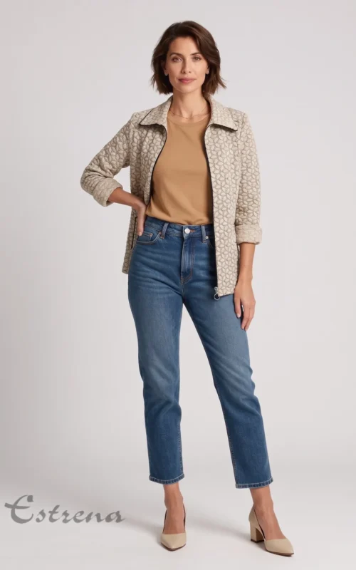 Mujer posando con una sobrecamisa acolchada estampada beige, camiseta camel y vaqueros, de la tienda Estrena Moda.