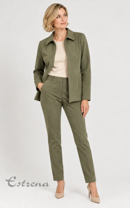 Mujer luciendo sobrecamisa de antelina verde oliva con cremallera y cuello camisero.