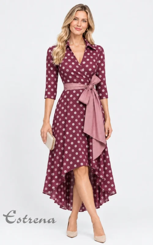 Mujer luciendo vestido camisero granate con lunares malva, falda asimétrica y lazada rosa en la cintura.